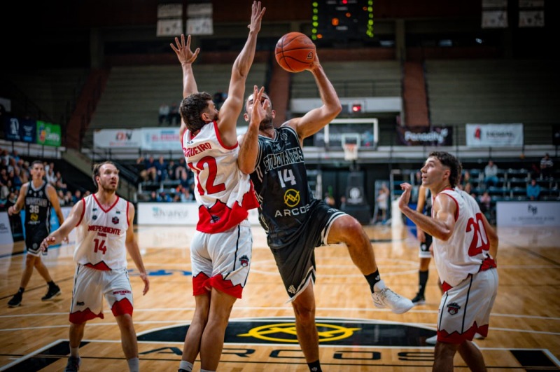 Estudiantes volvi� al triunfo con una s�lida actuaci�n en el Maxi